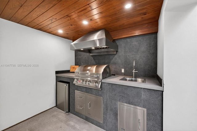 315 Palmwood Ln, Key Biscayne, FL 33149