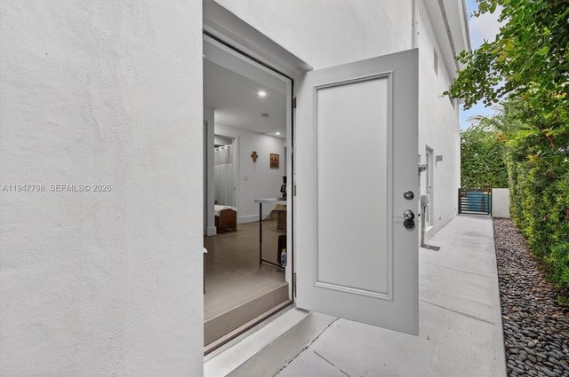 315 Palmwood Ln, Key Biscayne, FL 33149