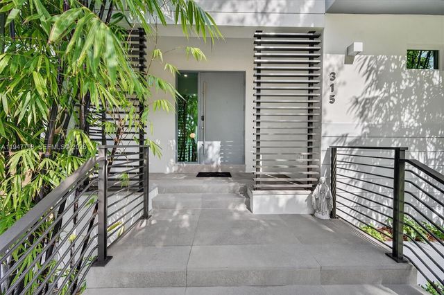 315 Palmwood Ln, Key Biscayne, FL 33149