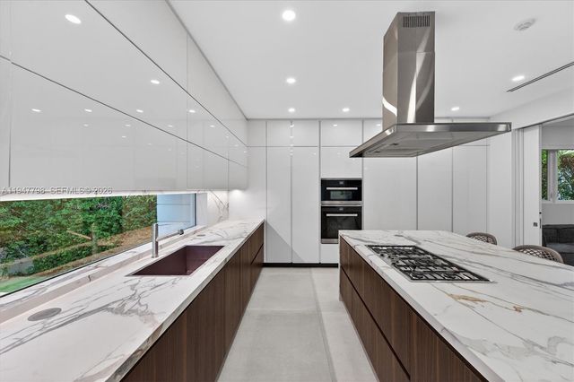 315 Palmwood Ln, Key Biscayne, FL 33149