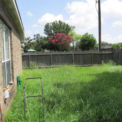 3255 Lakeway Lane, Pearland, TX 77584