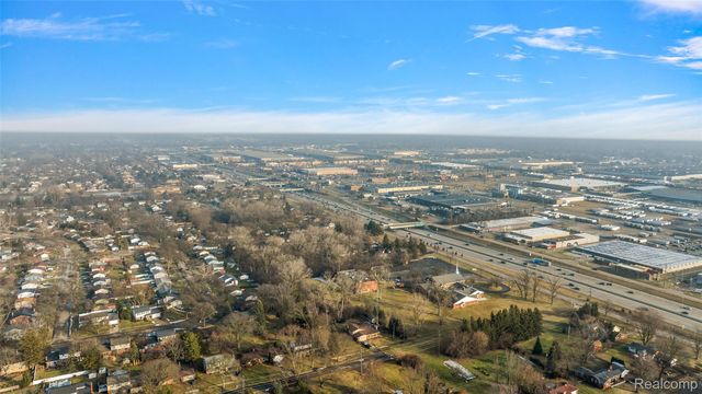 30330 Schoolcraft Road, Livonia, MI 48150