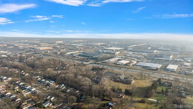 30330 Schoolcraft Road, Livonia, MI 48150