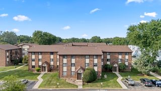 423 Berkshire Drive 33, Crystal Lake, IL 60014
