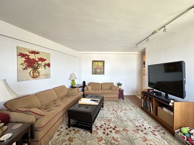 3410 N LAKE SHORE Drive 12F, Chicago, IL 60657