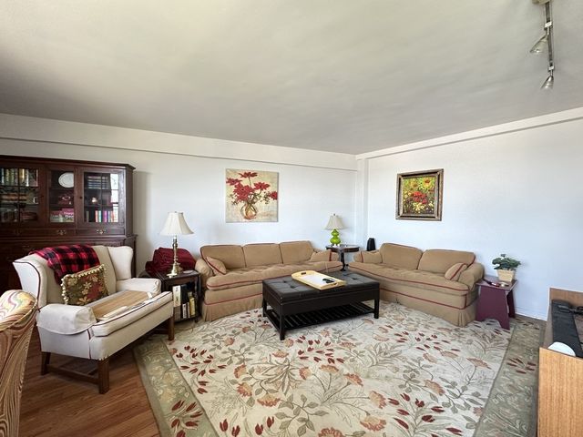 3410 N LAKE SHORE Drive 12F, Chicago, IL 60657