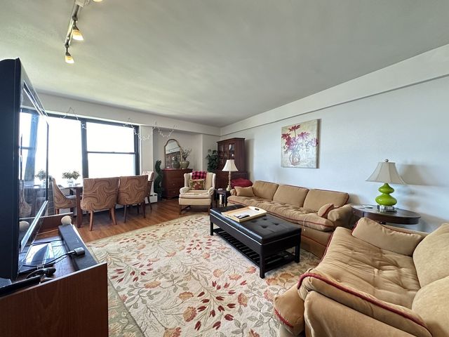 3410 N LAKE SHORE Drive 12F, Chicago, IL 60657