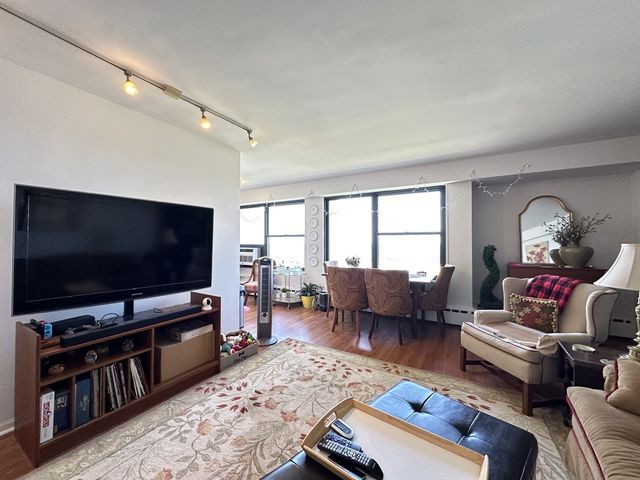 3410 N LAKE SHORE Drive 12F, Chicago, IL 60657