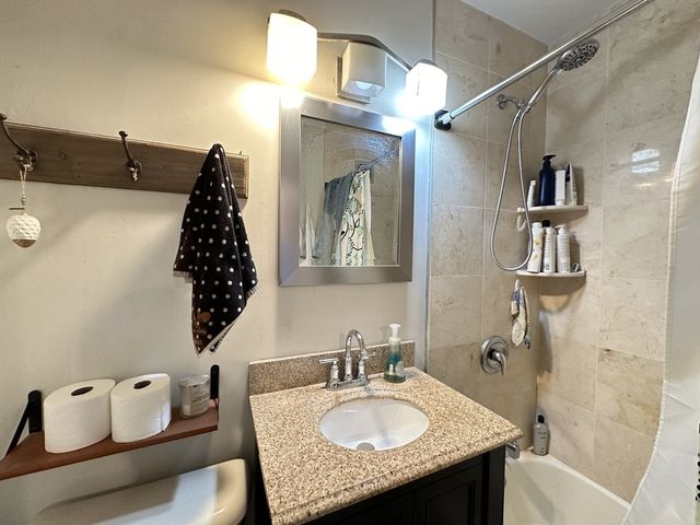 3410 N LAKE SHORE Drive 12F, Chicago, IL 60657