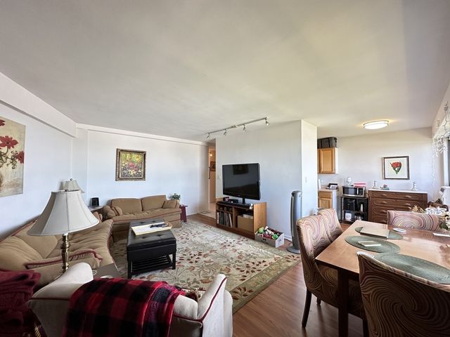 3410 N LAKE SHORE Drive 12F, Chicago, IL 60657