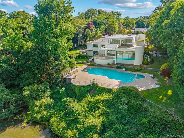 1 Foxwood Road, Great Neck, NY 11024