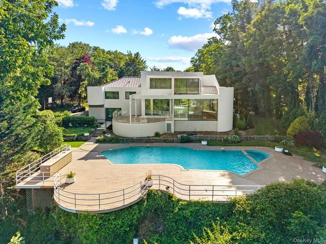 1 Foxwood Road, Great Neck, NY 11024
