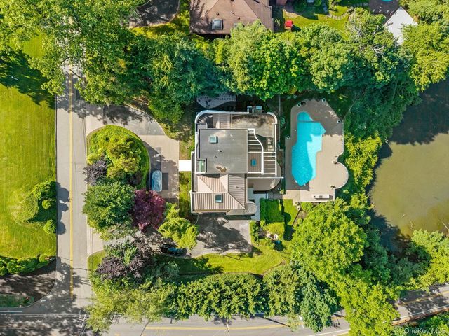 1 Foxwood Road, Great Neck, NY 11024