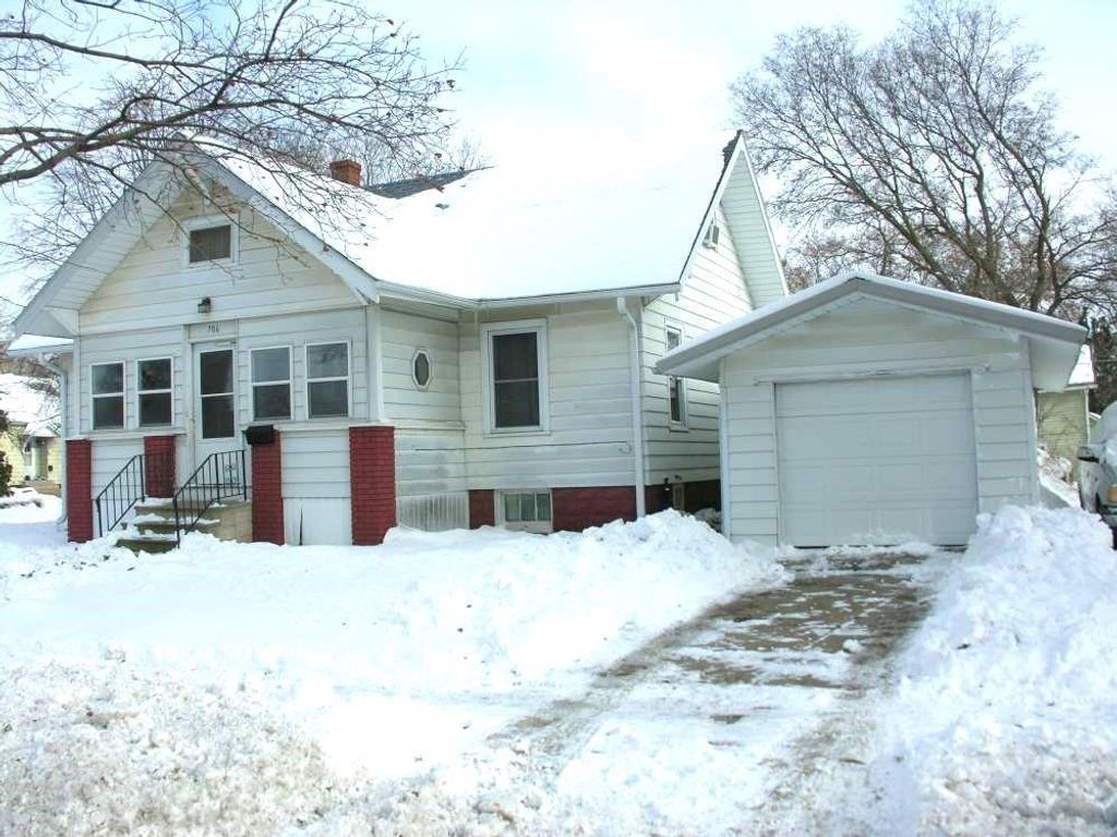 706 N Grand Avenue, Charles City, IA 50616
