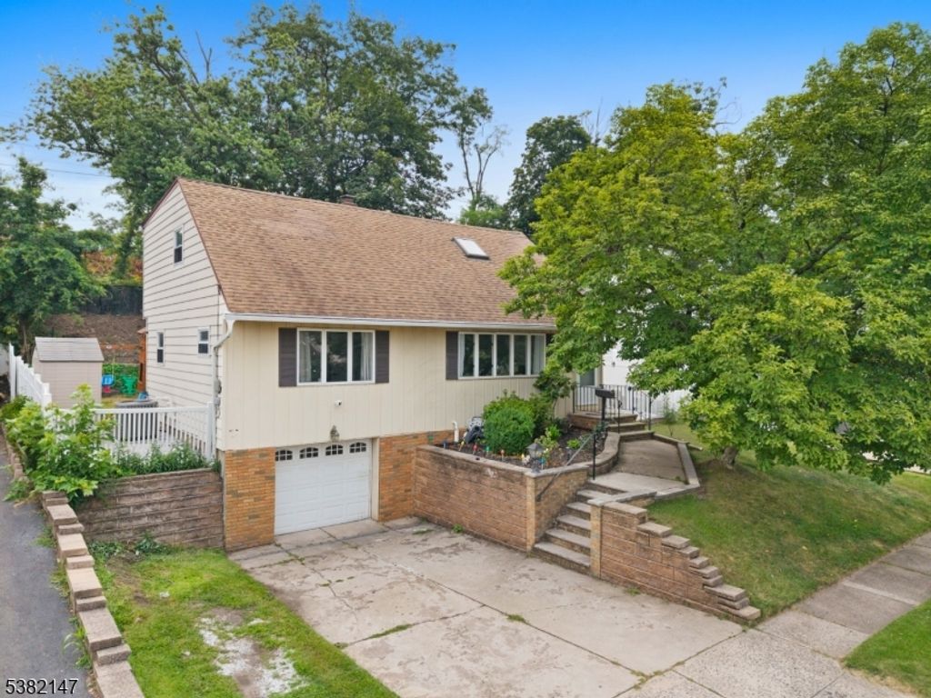 90 Doherty Dr, Clifton City, NJ 07013