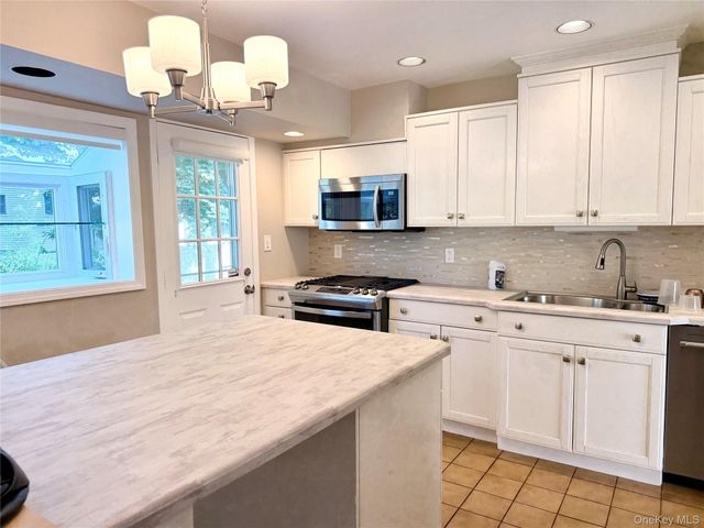96 Phipps Lane, Plainview, NY 11803