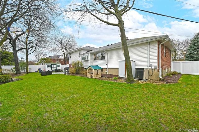 96 Phipps Lane, Plainview, NY 11803