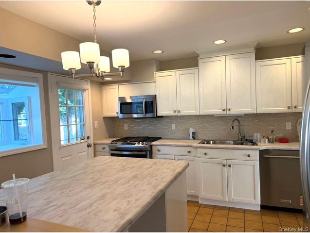 96 Phipps Lane, Plainview, NY 11803