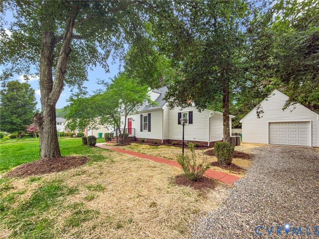422 Nottingham Dr, Colonial Heights, VA 23834