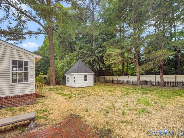 422 Nottingham Dr, Colonial Heights, VA 23834