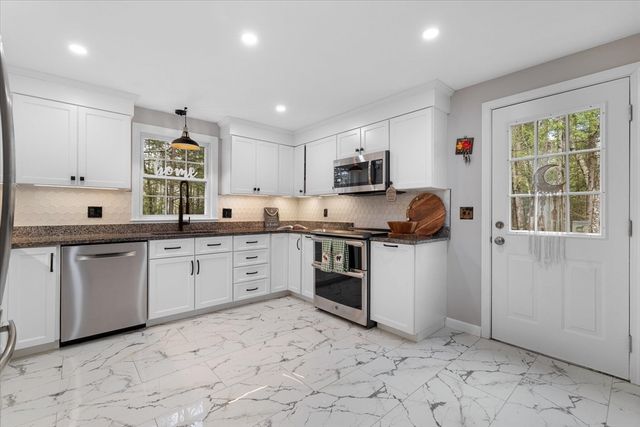 23 Birches Rd, Hubbardston, MA 01452