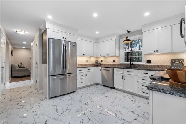 23 Birches Rd, Hubbardston, MA 01452
