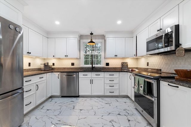 23 Birches Rd, Hubbardston, MA 01452