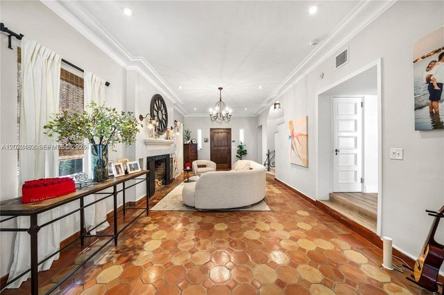 5621 Alton Rd, Miami Beach, FL 33140