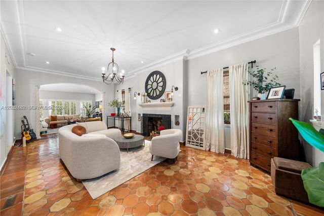 5621 Alton Rd, Miami Beach, FL 33140