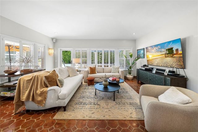 5621 Alton Rd, Miami Beach, FL 33140
