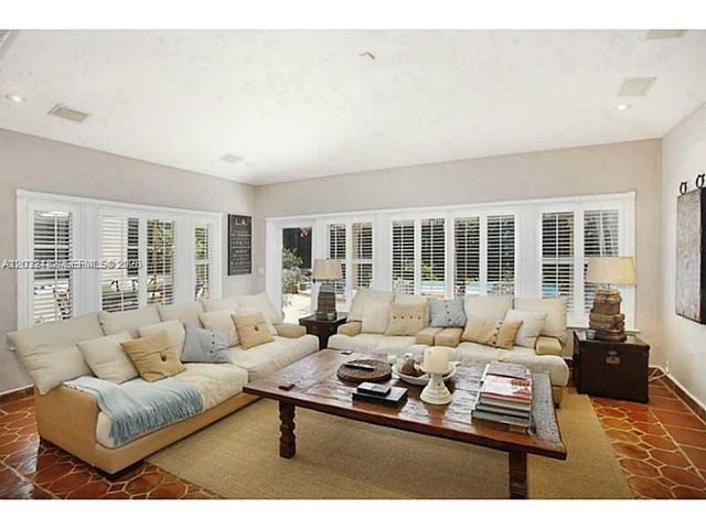 5621 Alton Rd, Miami Beach, FL 33140