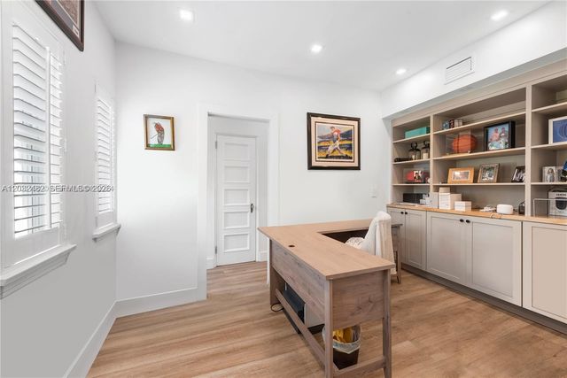5621 Alton Rd, Miami Beach, FL 33140