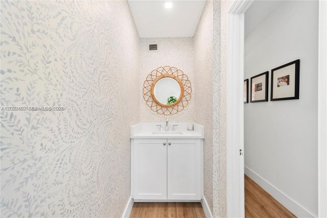 5621 Alton Rd, Miami Beach, FL 33140