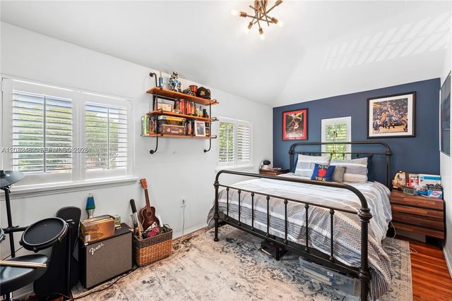 5621 Alton Rd, Miami Beach, FL 33140