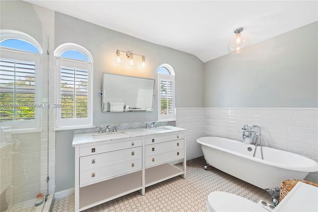 5621 Alton Rd, Miami Beach, FL 33140