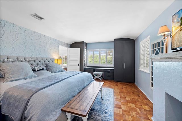 5621 Alton Rd, Miami Beach, FL 33140