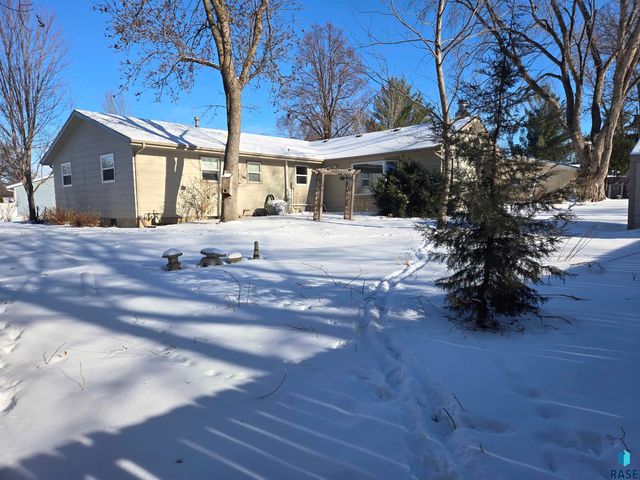 1601 E Sylvan Cir Circle, Brandon, SD 57005