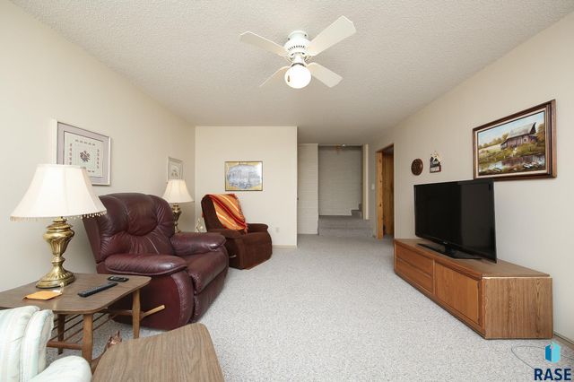 1601 E Sylvan Cir Circle, Brandon, SD 57005