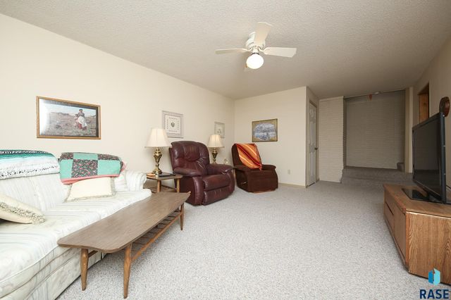 1601 E Sylvan Cir Circle, Brandon, SD 57005