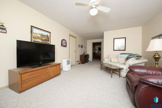 1601 E Sylvan Cir Circle, Brandon, SD 57005