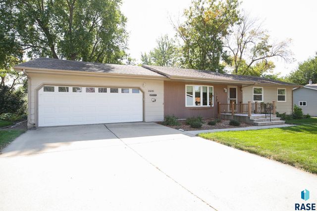 1601 E Sylvan Cir Circle, Brandon, SD 57005