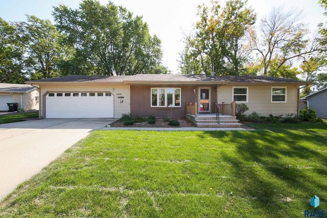 1601 E Sylvan Cir Circle, Brandon, SD 57005