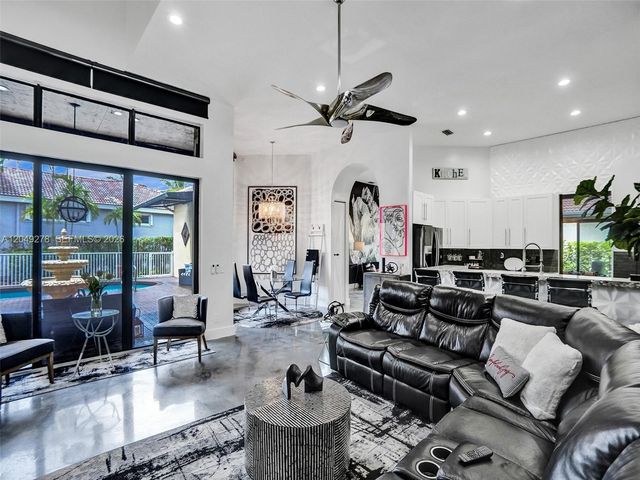 303 NW 119th Dr, Coral Springs, FL 33071