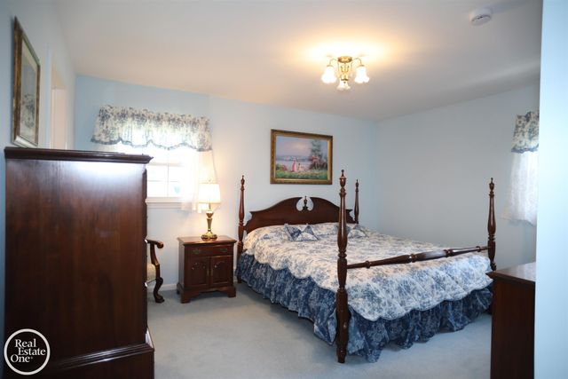 21111 Lennon Street, Harper Woods, MI 48225