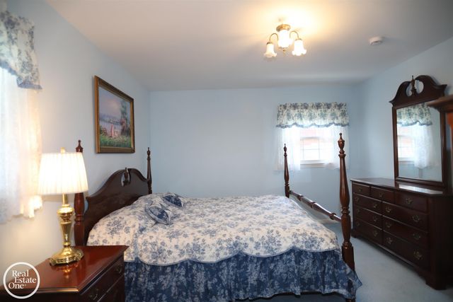 21111 Lennon Street, Harper Woods, MI 48225