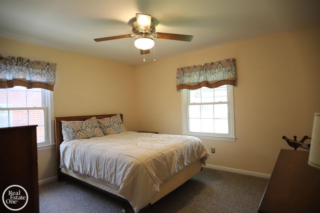 21111 Lennon Street, Harper Woods, MI 48225