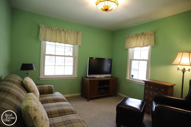 21111 Lennon Street, Harper Woods, MI 48225