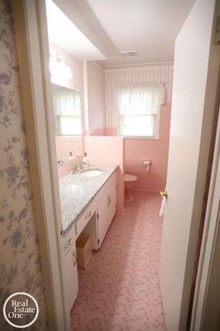 21111 Lennon Street, Harper Woods, MI 48225