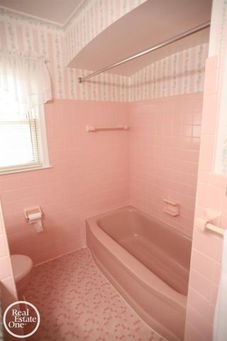 21111 Lennon Street, Harper Woods, MI 48225