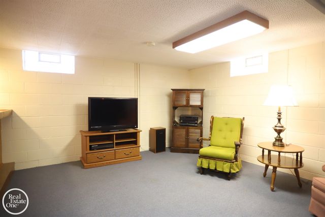 21111 Lennon Street, Harper Woods, MI 48225